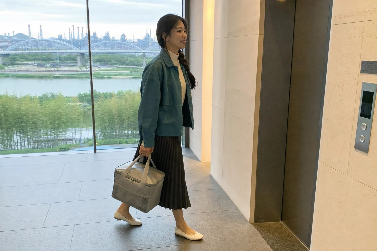 울산 지역 호텔·아파트 로비에서 중형 관리 가방을 들고 방문 장소로 이동하는 전문 케어사